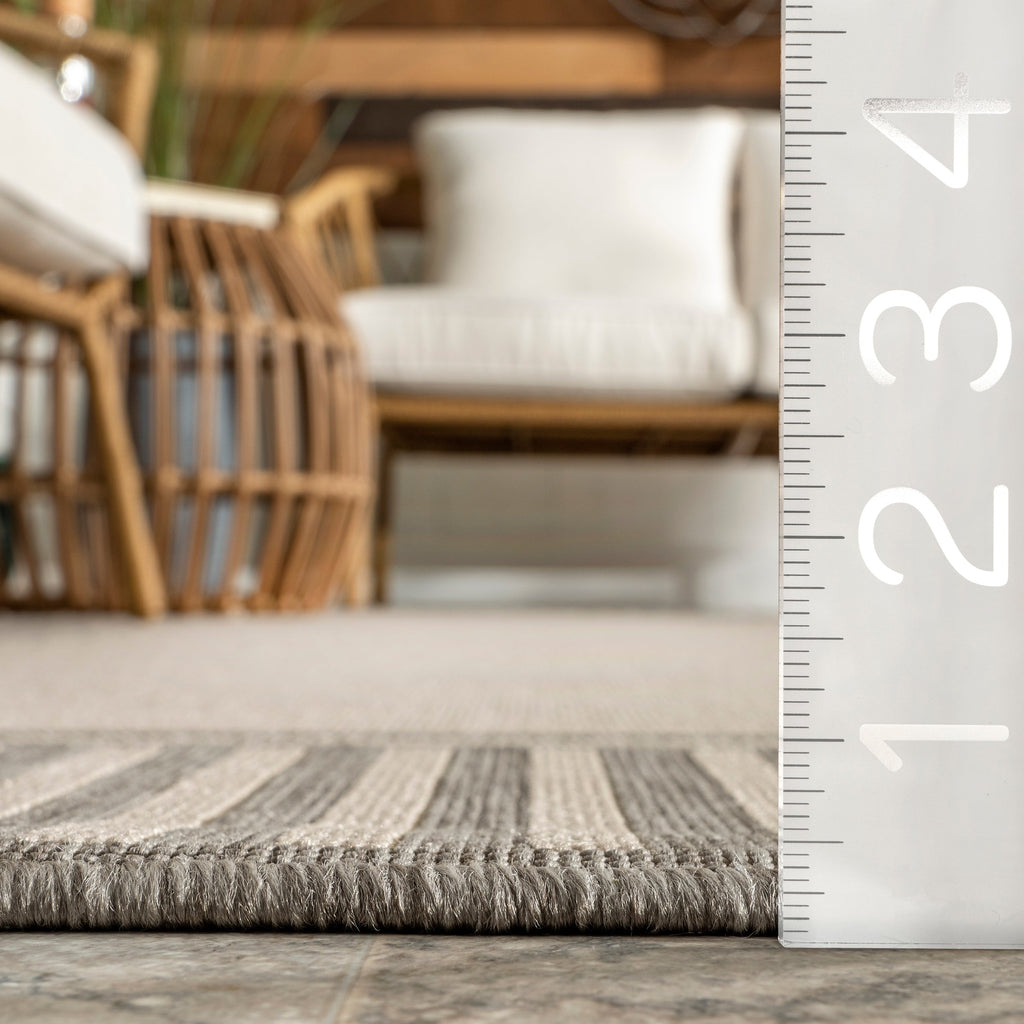 Tapis d'intérieur/extérieur classique à bordures Nuloom Leah