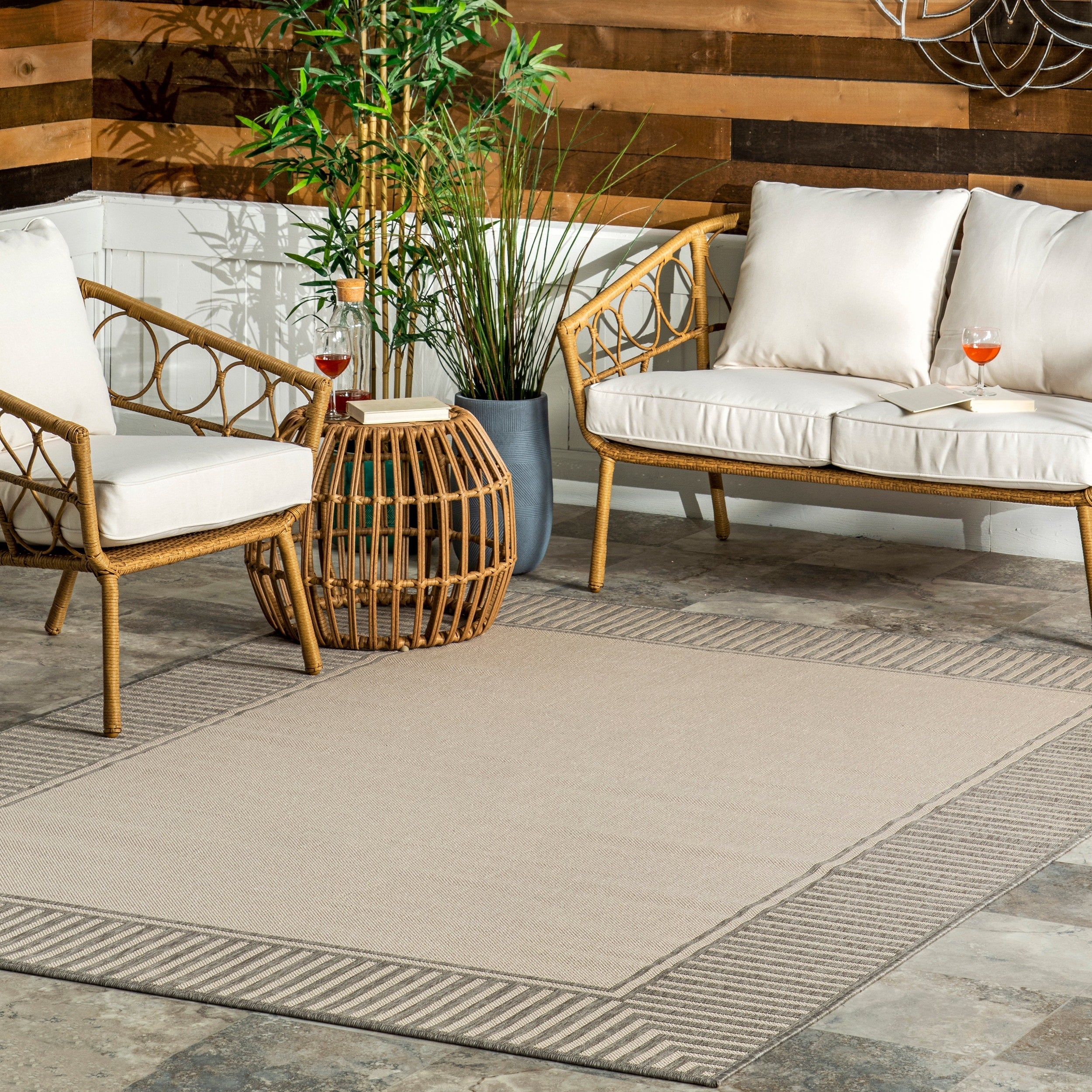 Tapis d'intérieur/extérieur classique à bordures Nuloom Leah