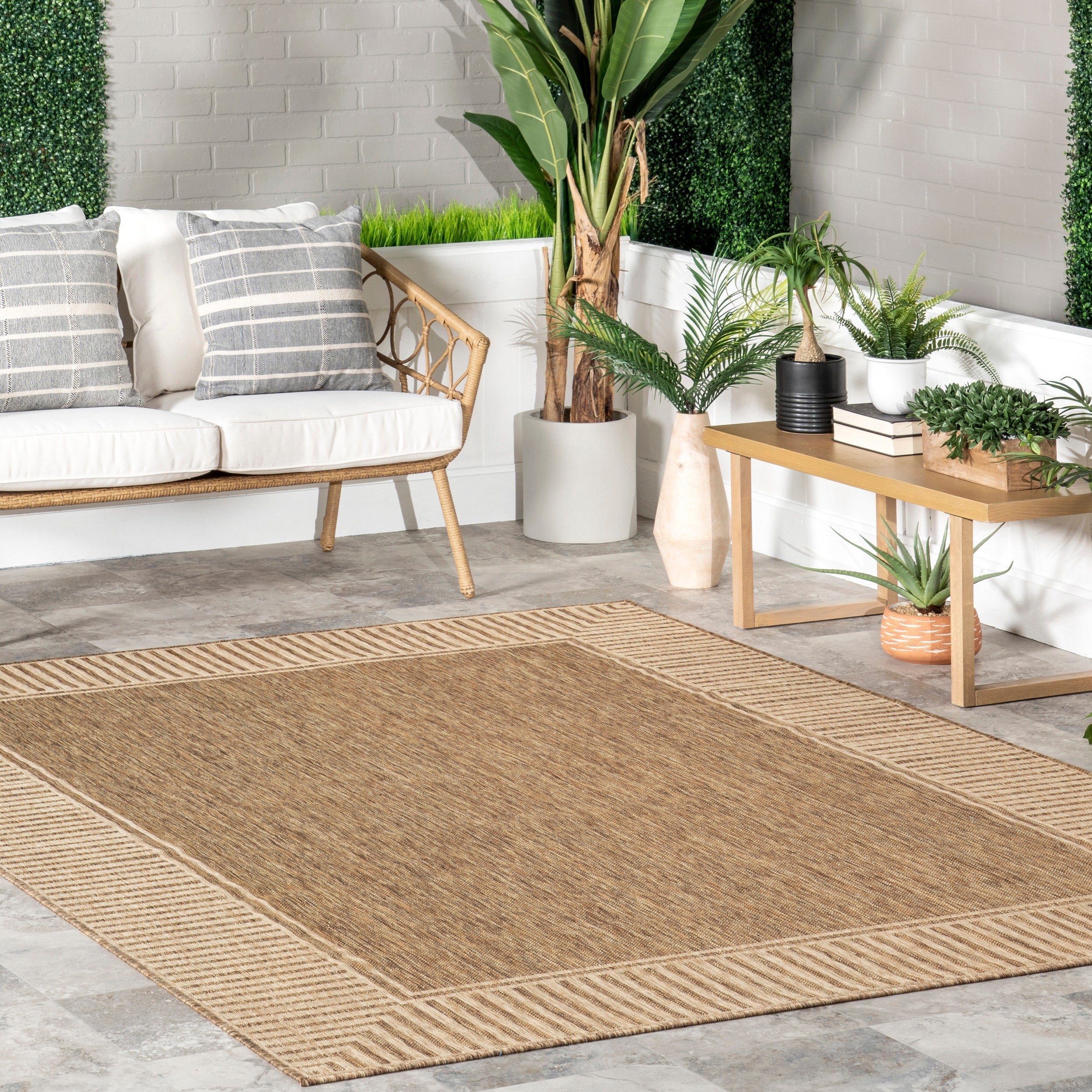 Tapis d'intérieur/extérieur classique à bordures Nuloom Leah