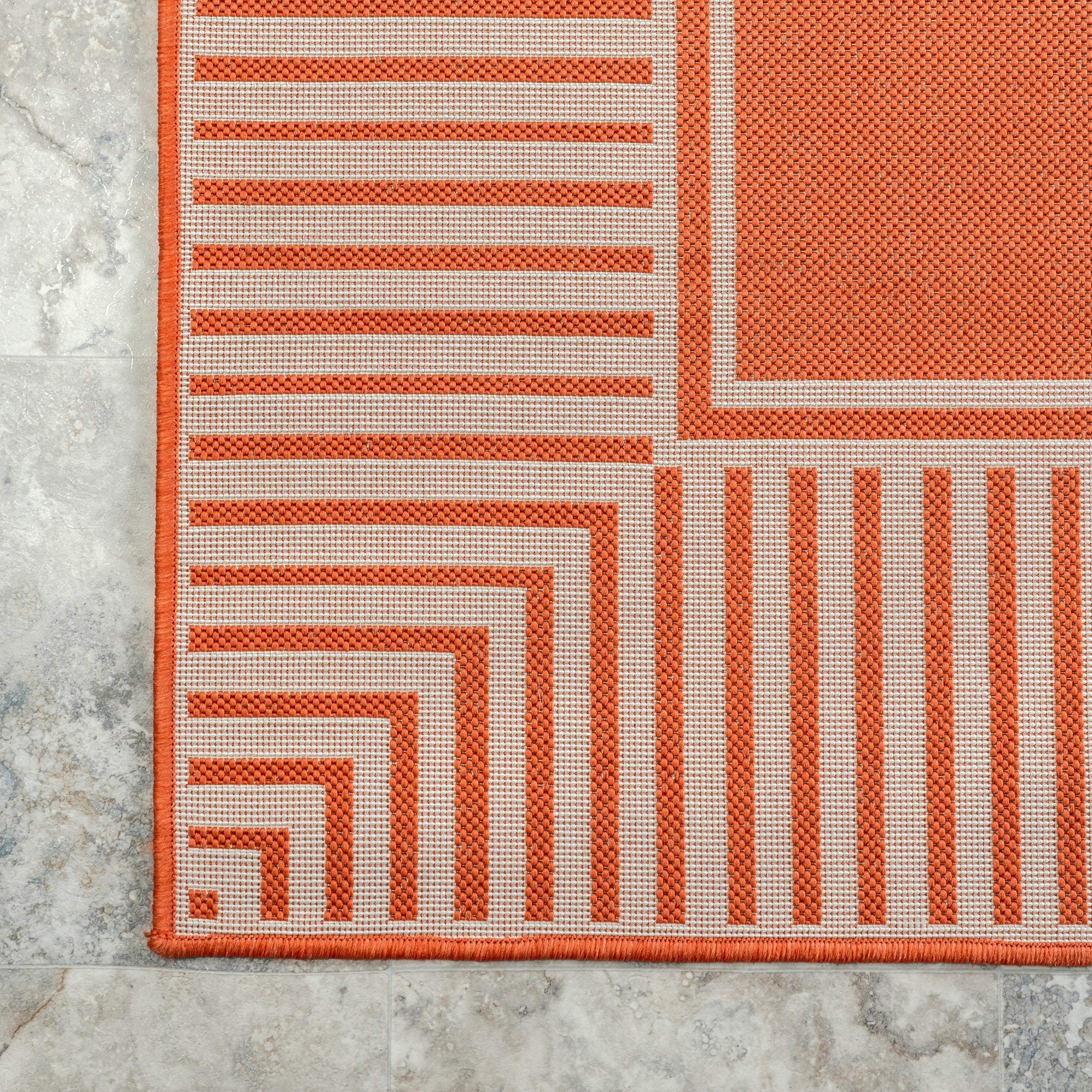 Tapis d'intérieur/extérieur classique à bordures Nuloom Leah