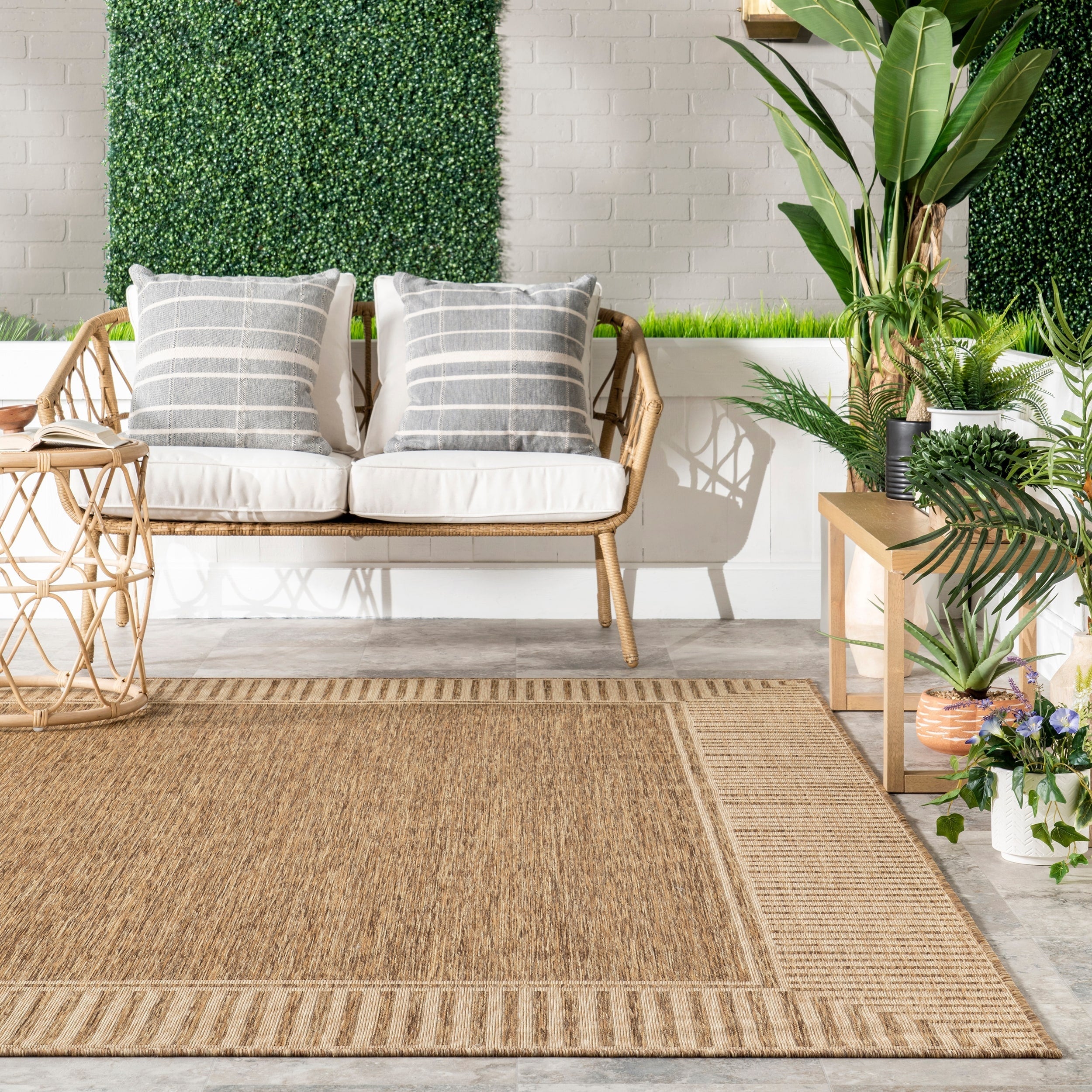 Tapis d'intérieur/extérieur classique à bordures Nuloom Leah