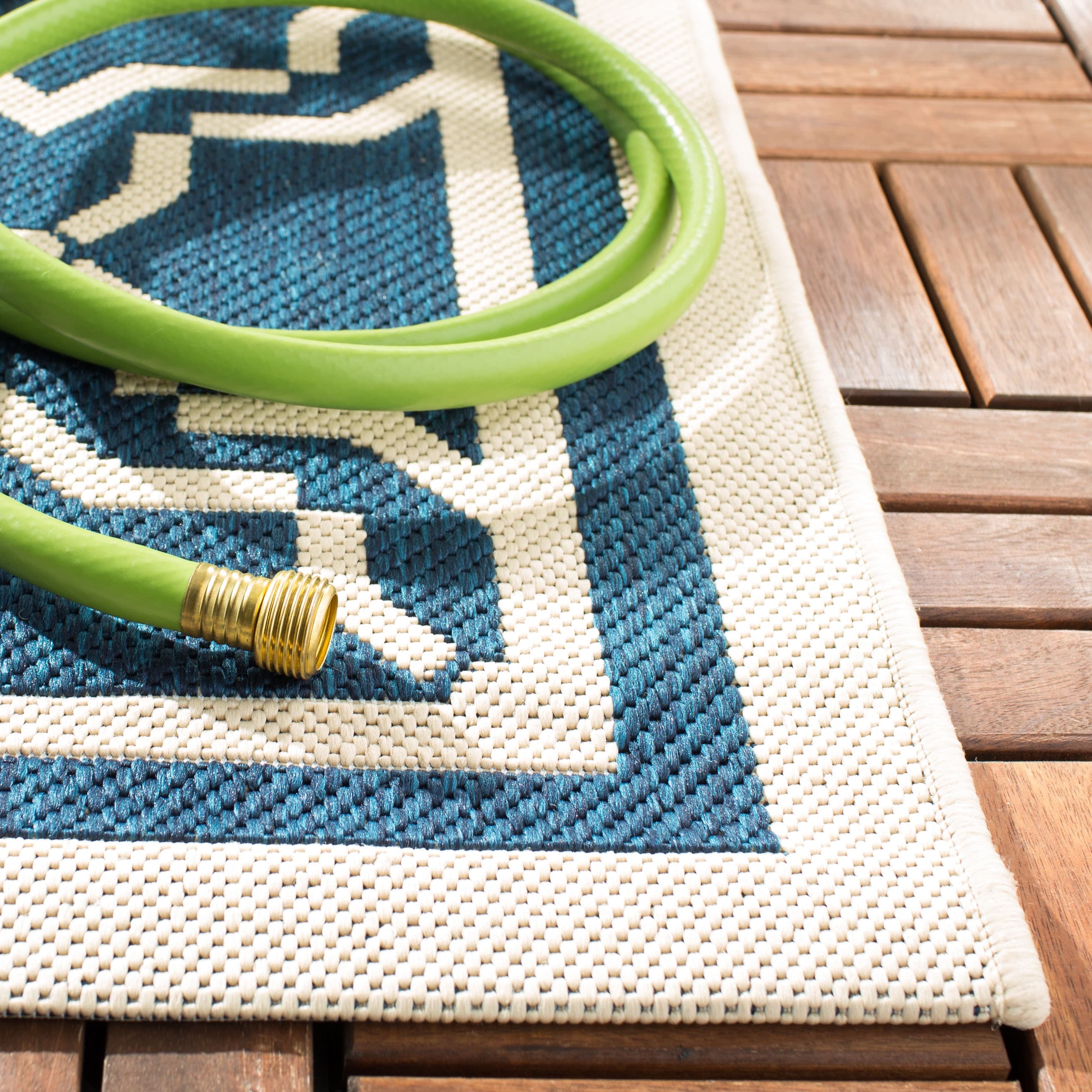 Tapis de jardin imperméable pour intérieur/extérieur SAFAVIEH Courtyard Gulsin